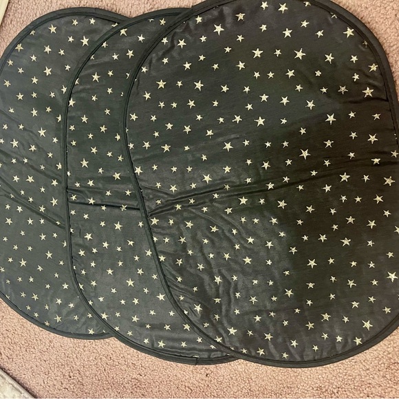 NEW Holiday 2 square Tablecloths & 6 Placemats. Black and Ivory with Gold stars. - Picture 5 of 10